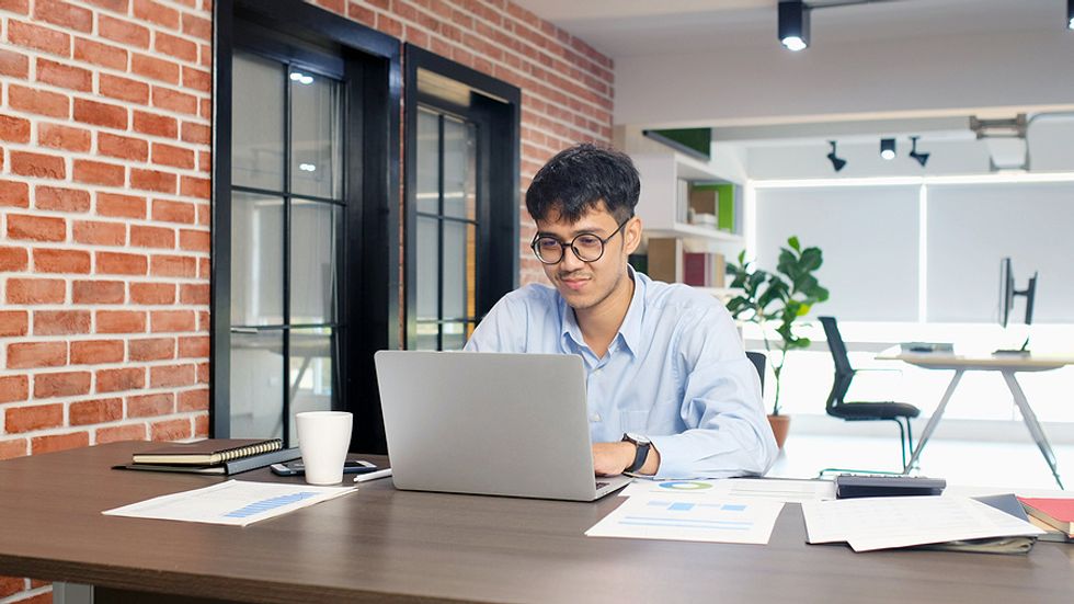 A job seeker begins his job search checklist.
