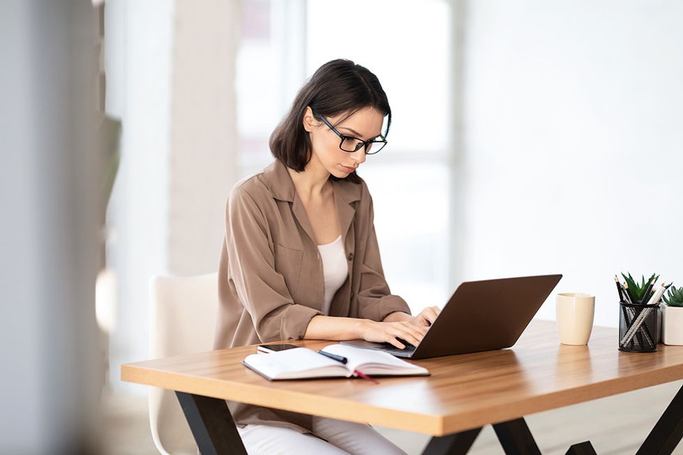 A job seeker makes a list of what she wants and does not want in a new job.