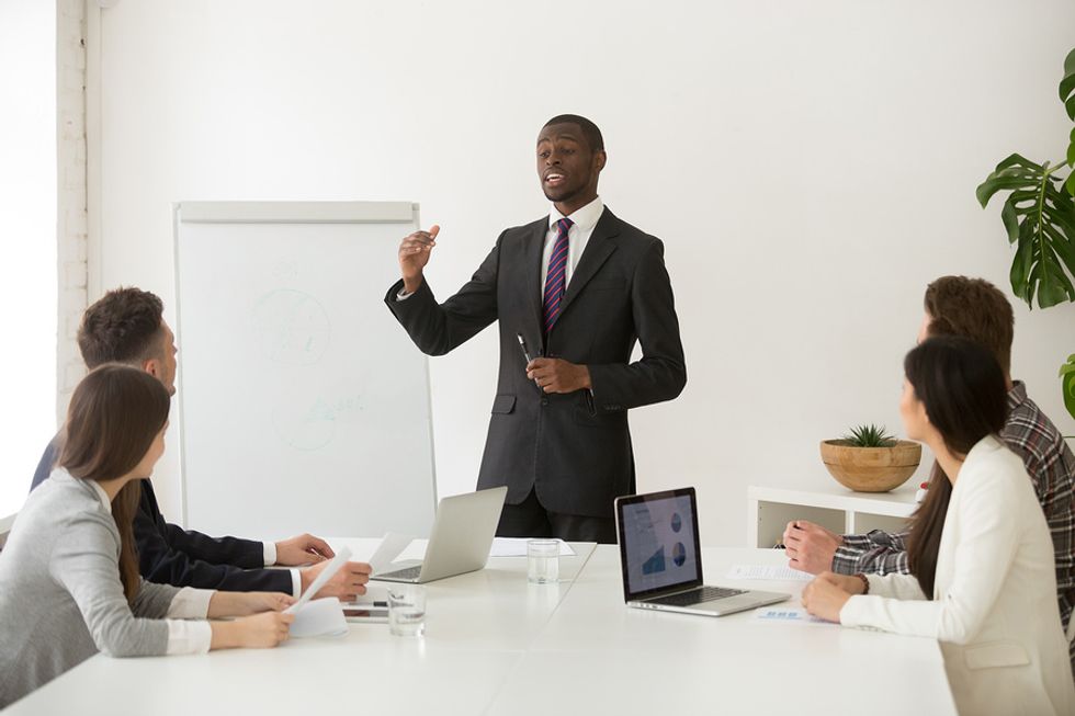 Un manager affiche sa caractéristique de leadership d'avoir la capacité d'inspirer les autres