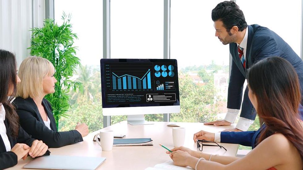 Les gens d'affaires regardent les données lors d'une réunion de travail