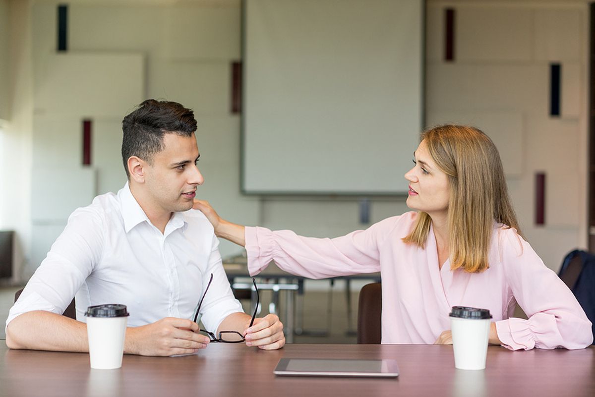 Businesswoman offers job search advice to a colleague.