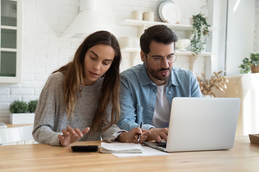 Couple on laptop tries to avoid unemployment insurance fraud