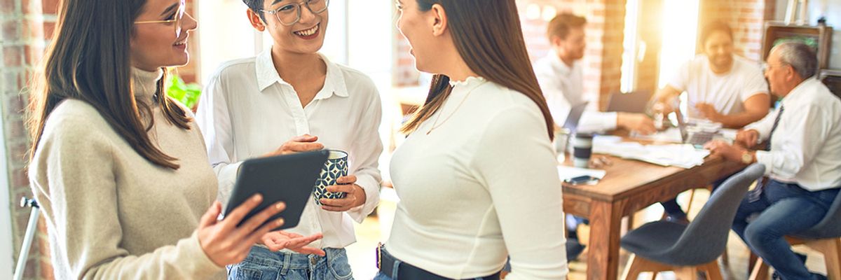 Coworkers with a good workplace relationship talk