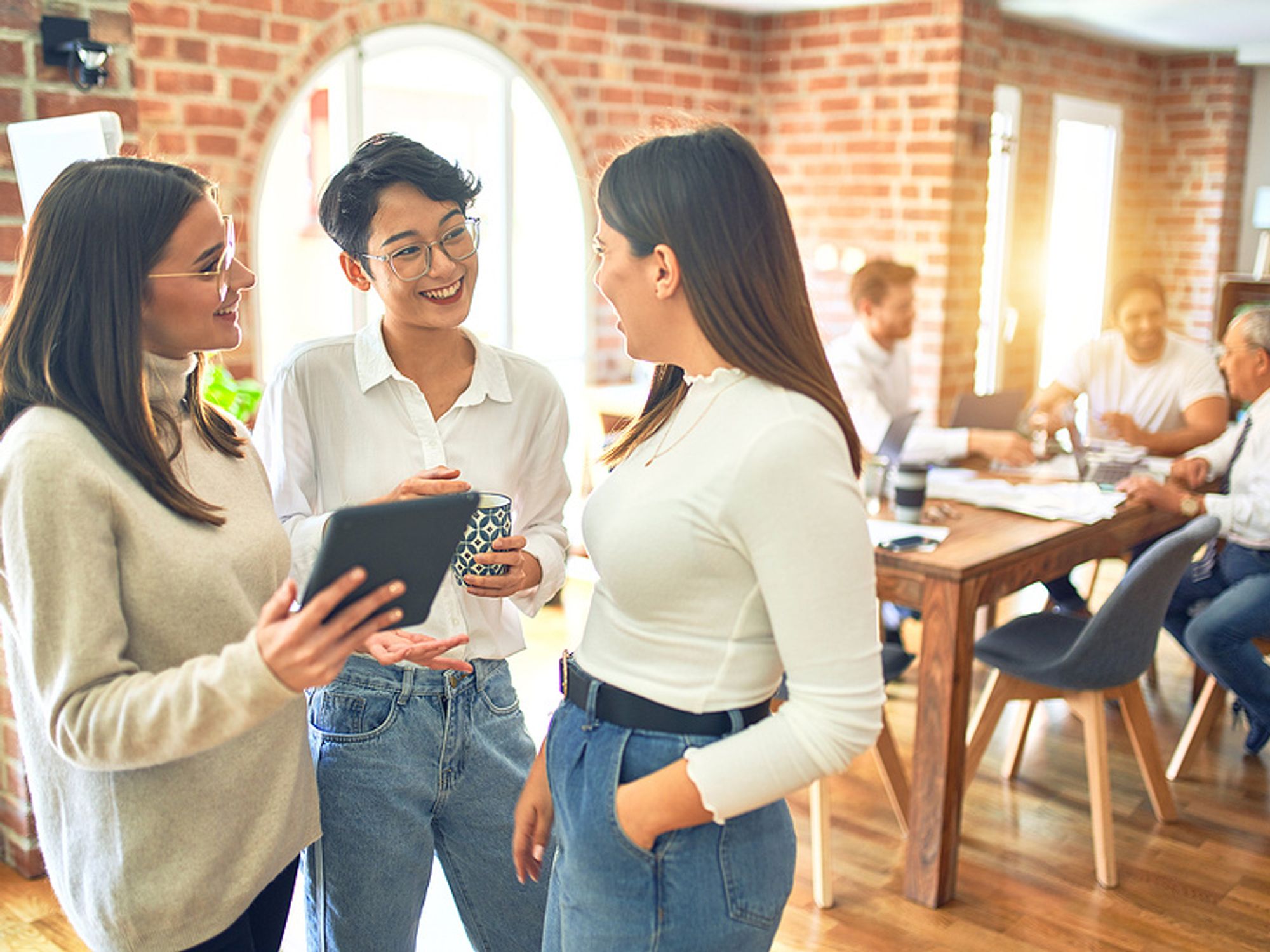 Coworkers with a good workplace relationship talk