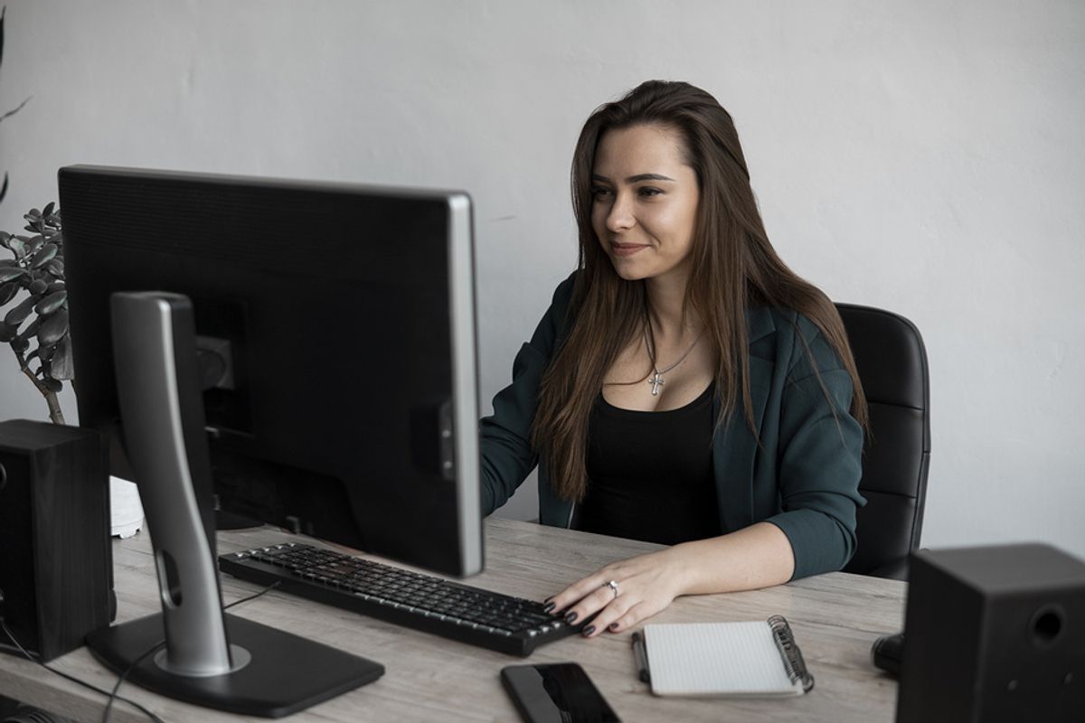Employee looks over employee reviews on a job review website.