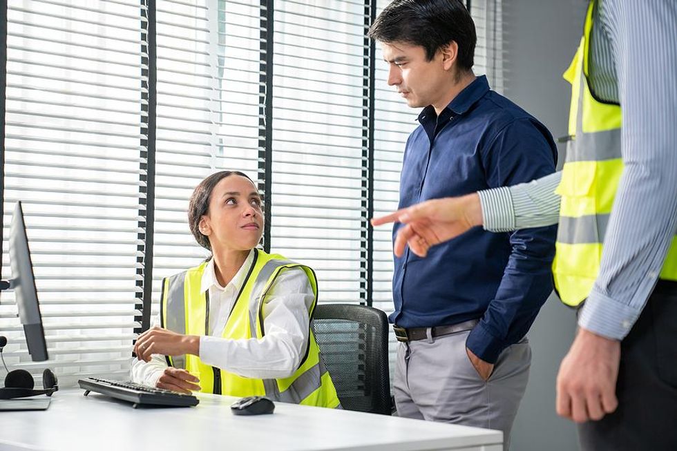 Les ingénieurs parlent au travail