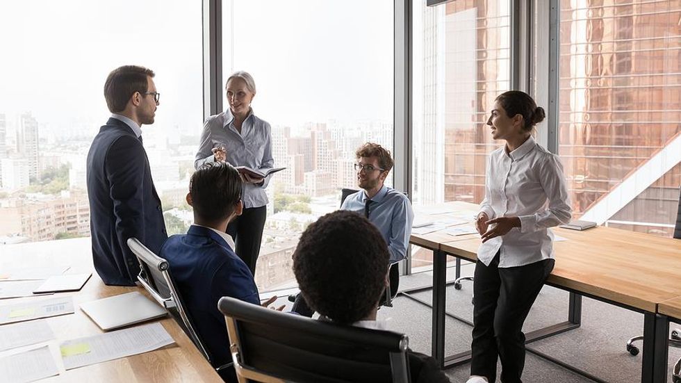 An executive talks to her employees in a team meeting