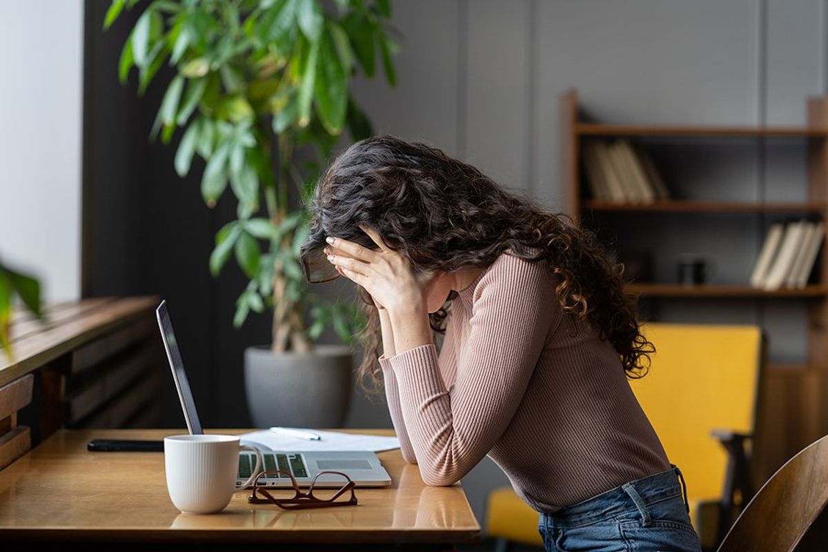 Frustrated woman on laptop tries to figure our why her job search is lasting over 6 months