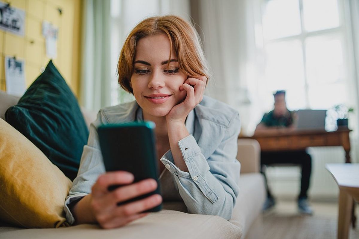 Gen Z, recent college grad, new grad on phone reads about job search tips