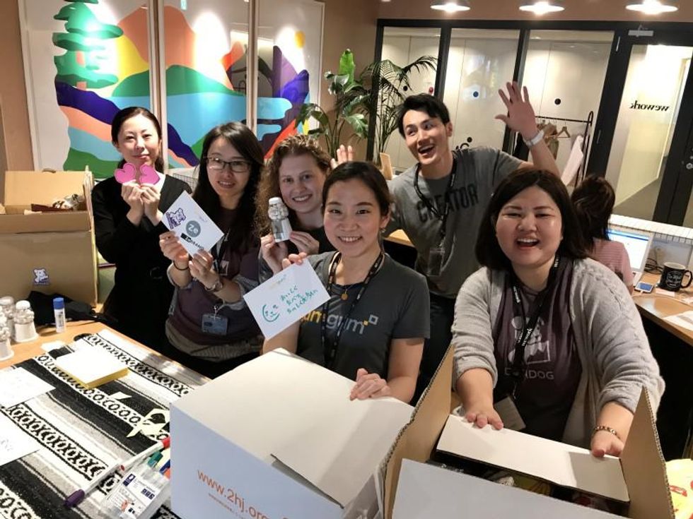 GumGum employees collaborate on a community service project.