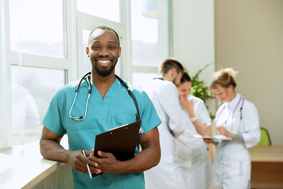 Un profesional médico sonríe en el trabajo.