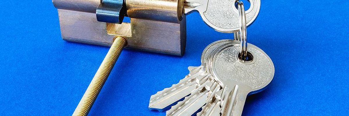 internal mechanism, key in lock