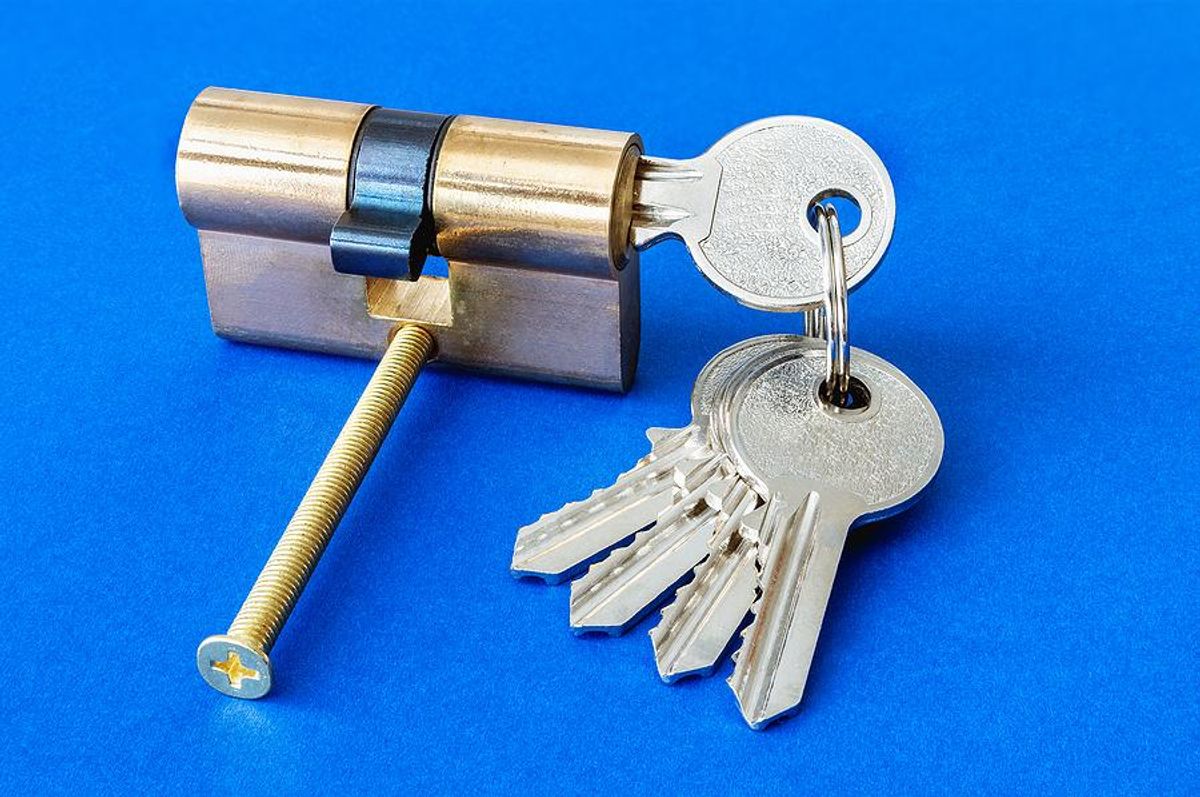 internal mechanism, key in lock
