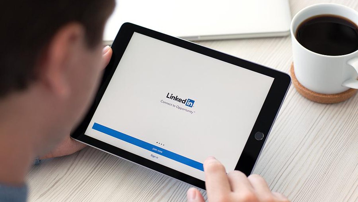 Job seeker logs in to LinkedIn