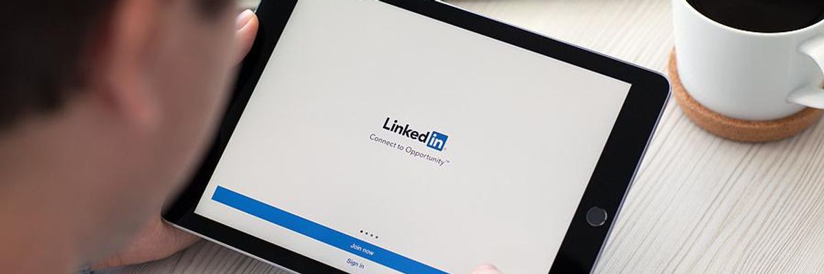 Job seeker logs into LinkedIn