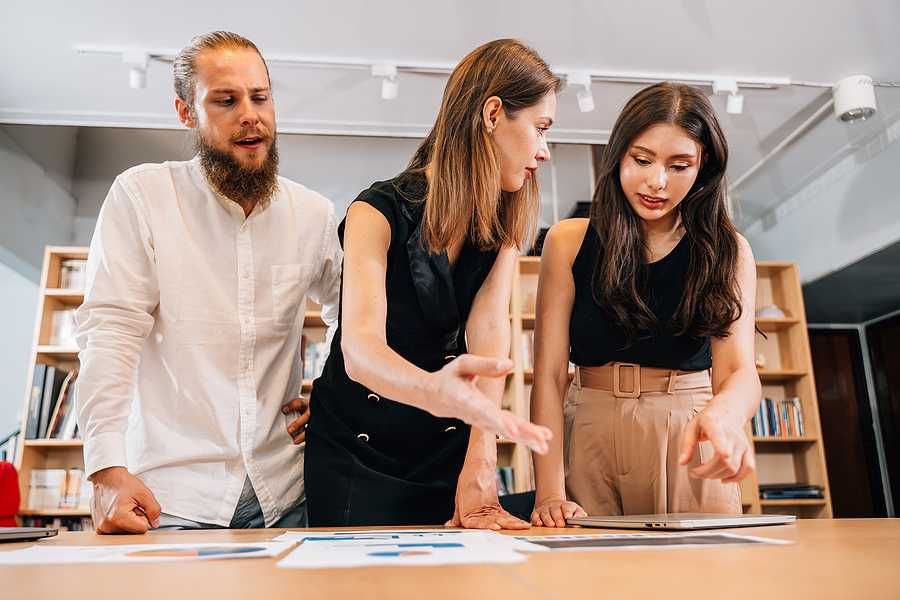 Leader in a meeting leading a team that thrives