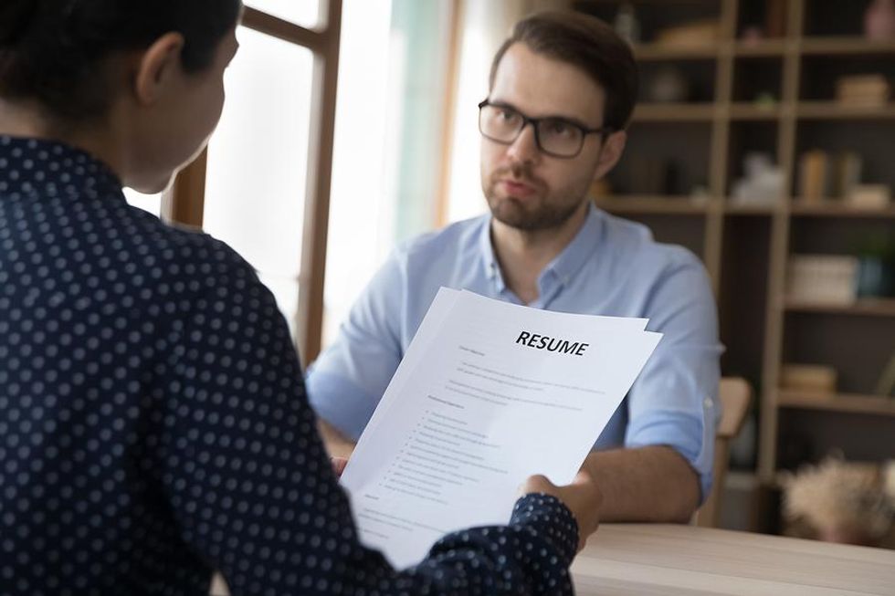 L'homme répond à une question d'entrevue