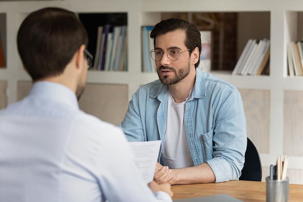 El hombre hace una pregunta al gerente de contratación durante la entrevista de trabajo