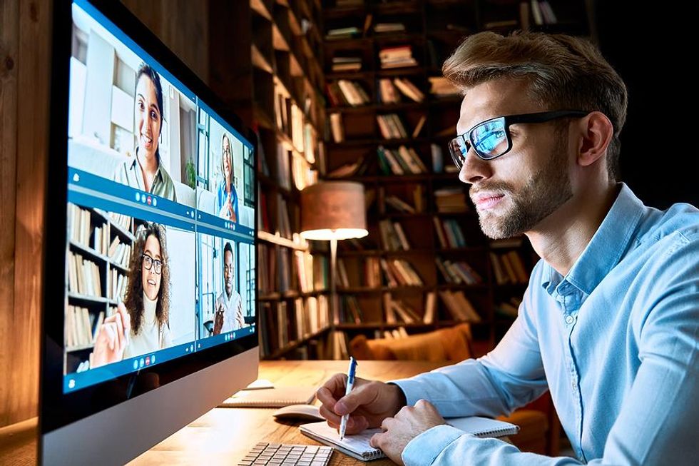 Un homme assiste à un cours de formation informatique à distance