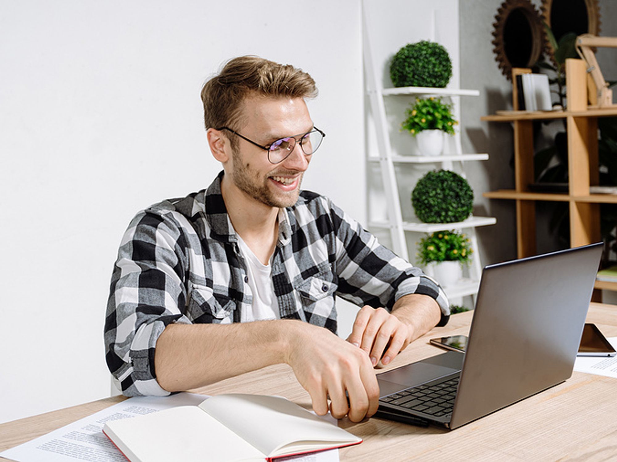 Man attends Work It Daily's online job search summit