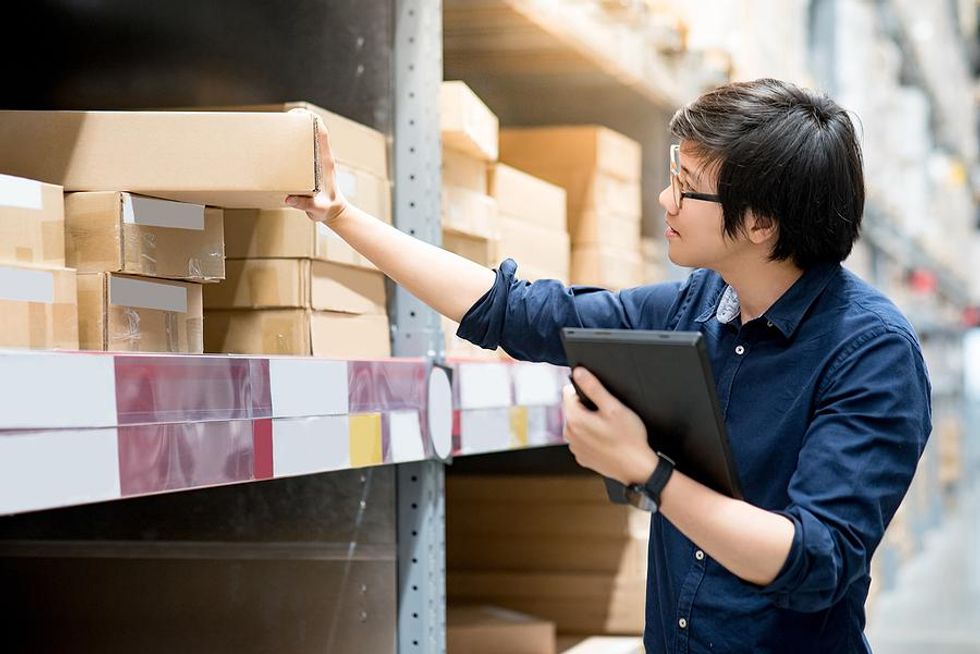 L'homme vérifie un produit dans un entrepôt