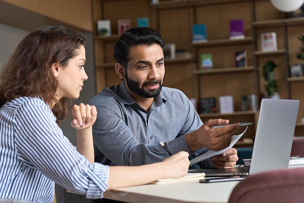 L'homme démontre une nouvelle technologie pour son collègue