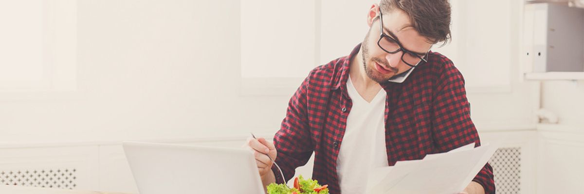 Man eating a healthy lunch with omega-3 fatty acids at work