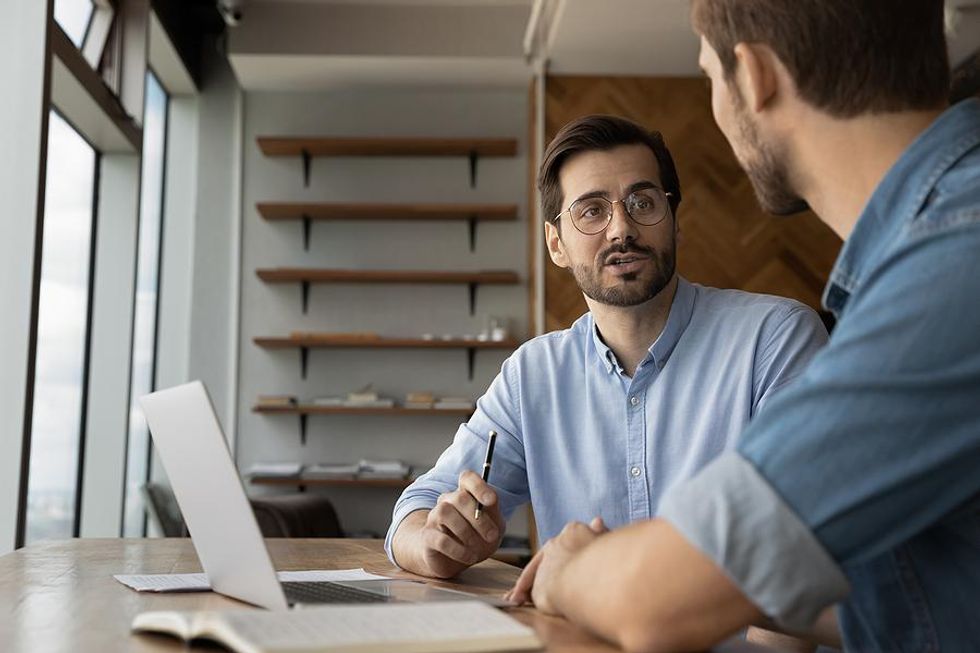 Man explains something to a coworker