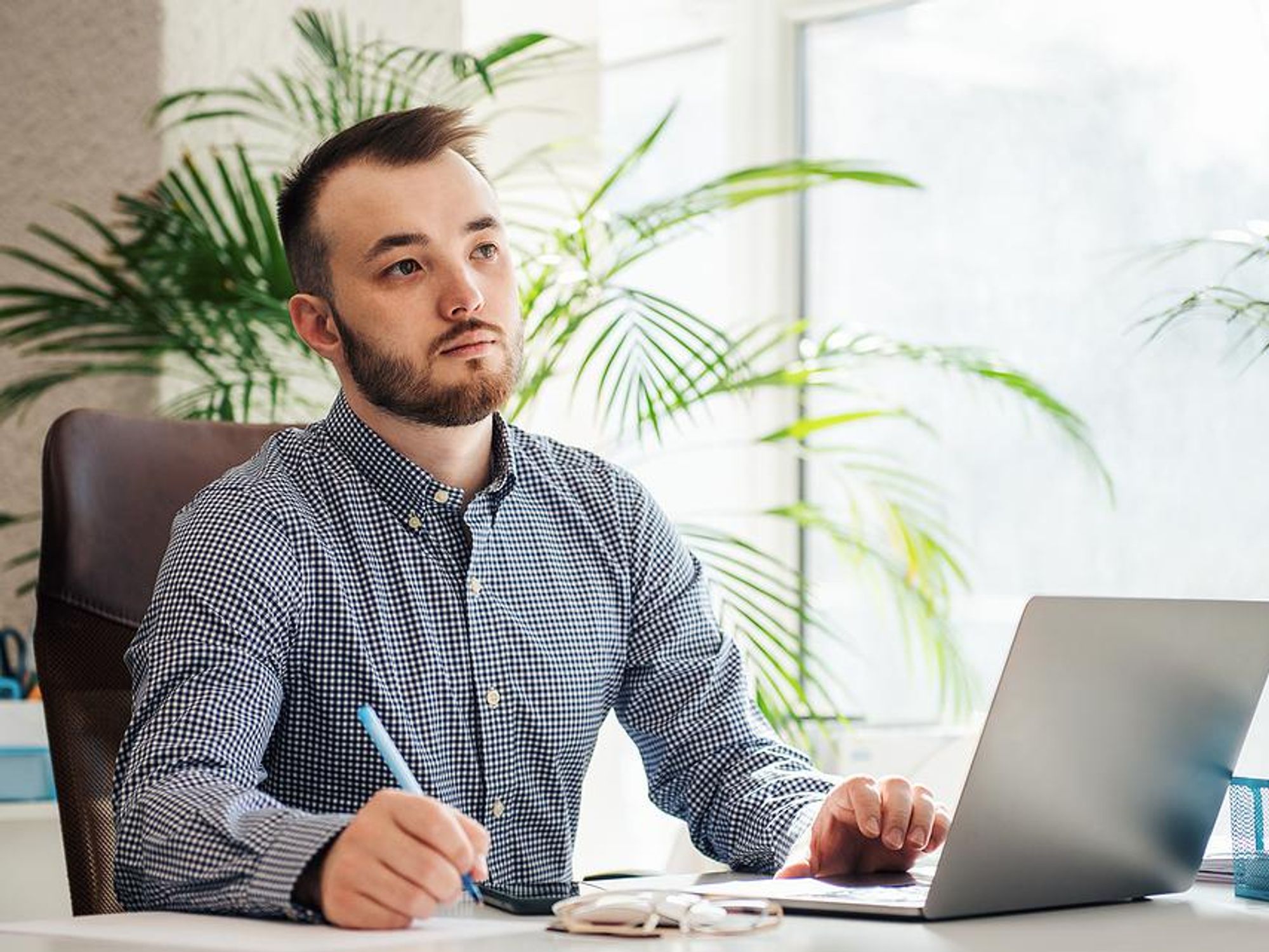 Man looks for a job while employed