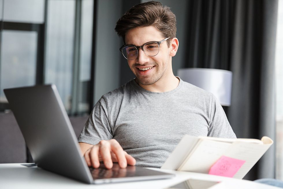 Un hombre en una computadora portátil personaliza su CV