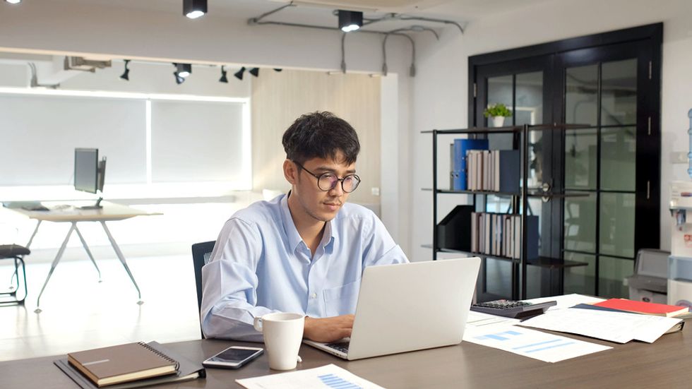 Hombre en la computadora portátil siguiendo los consejos de formato de currículum