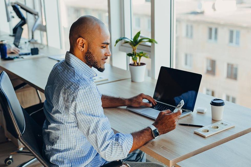 Man on phone writes a LinkedIn invitation