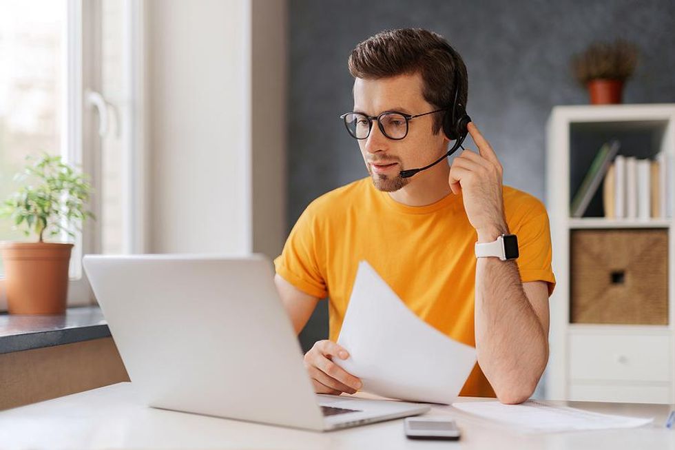 L'homme au téléphone travaille à la maison