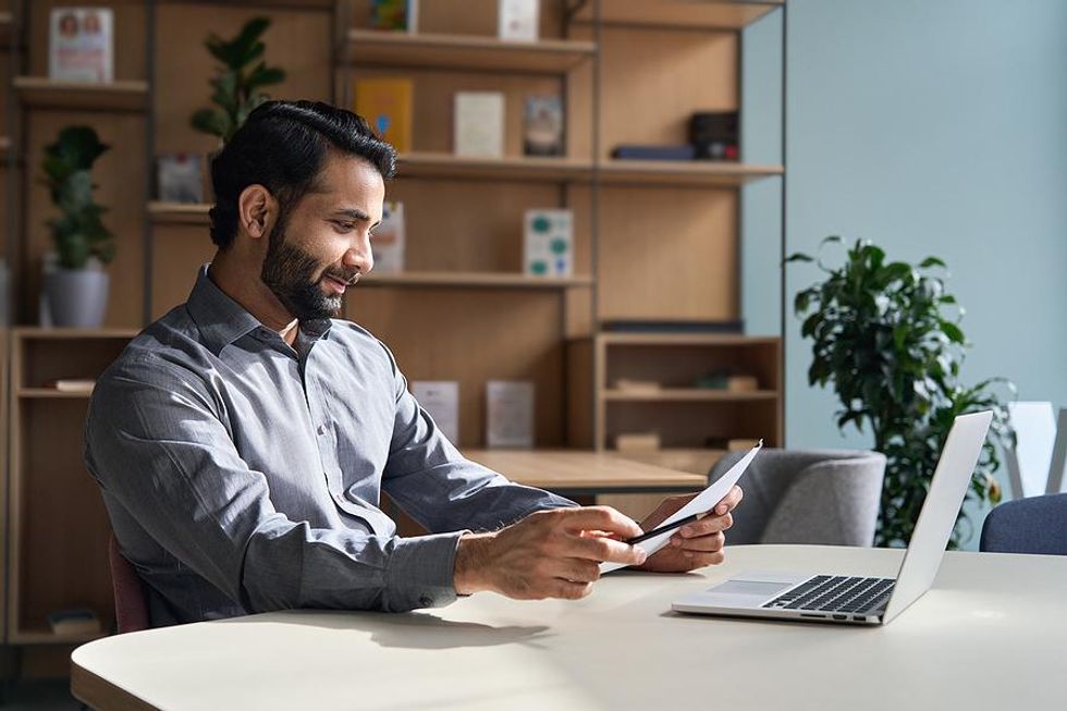 L'homme examine son CV