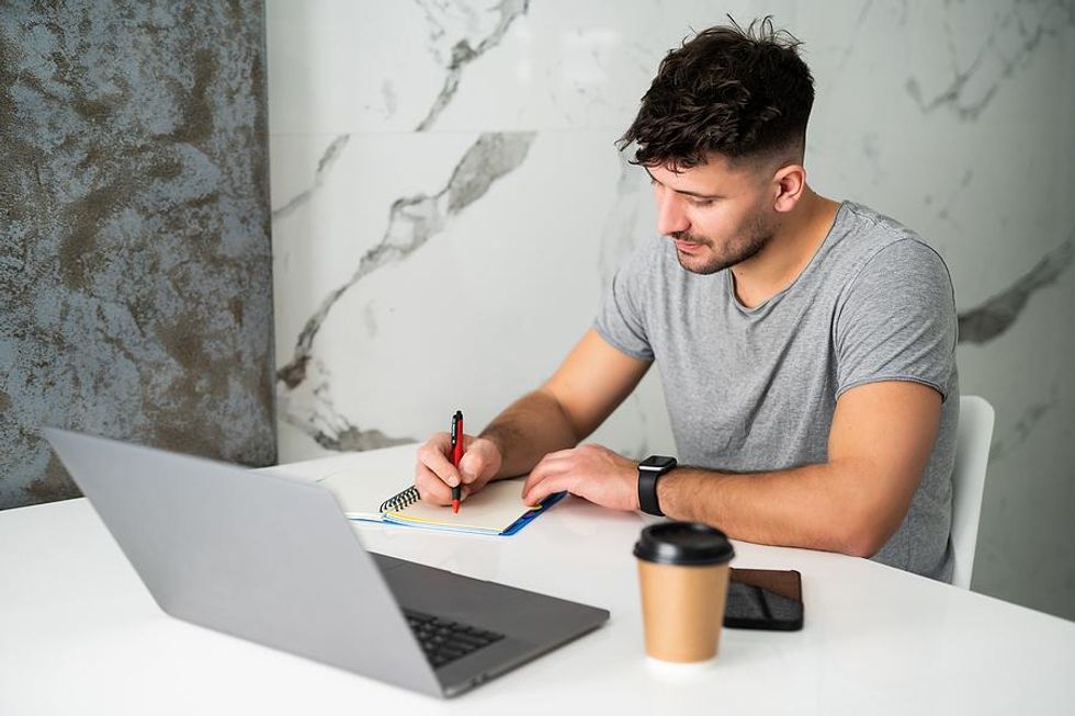 L'homme révise quelque chose tout en travaillant