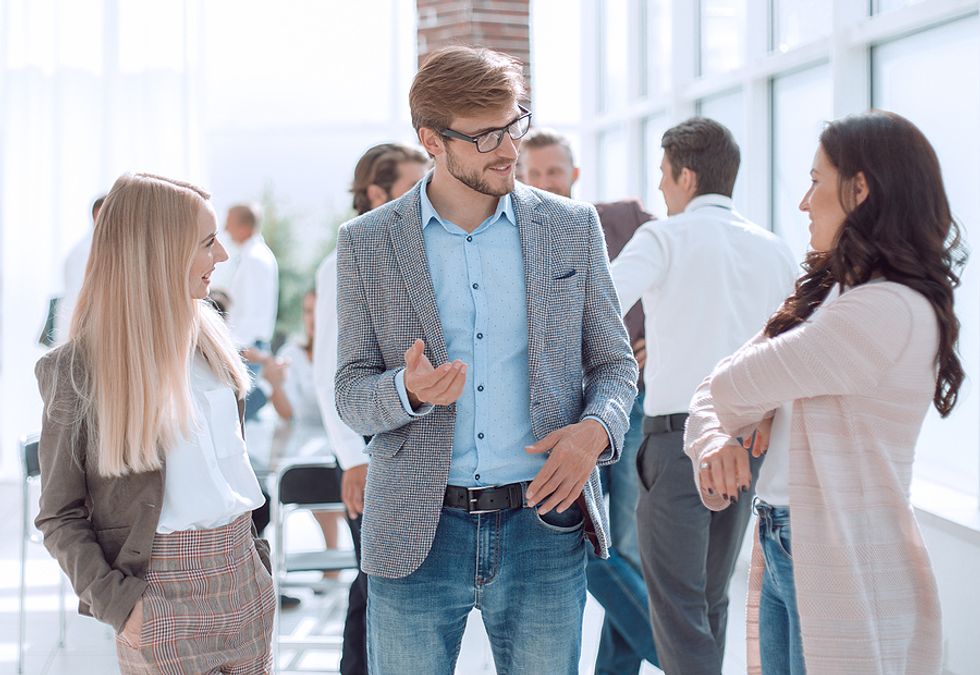 El hombre entabla una conversación en un evento de networking