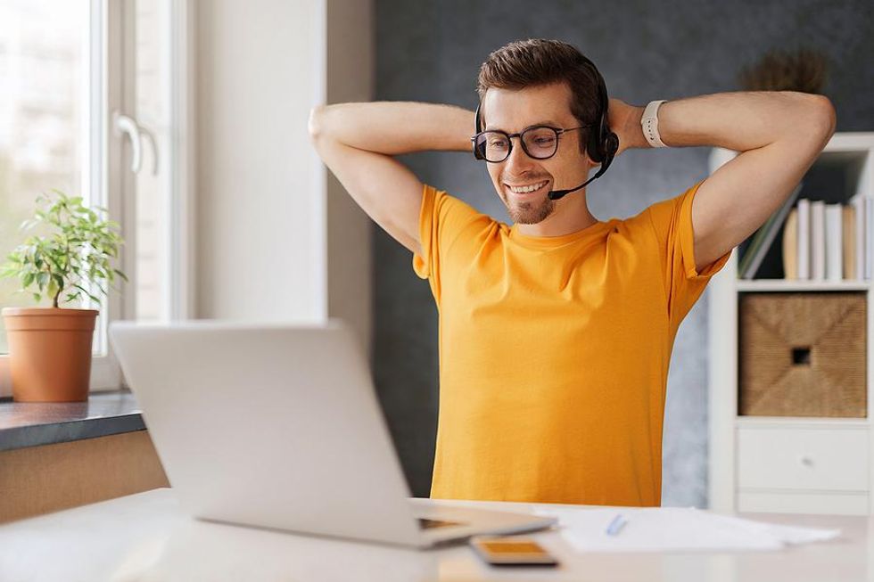 Man stays productive while working from home in the summer