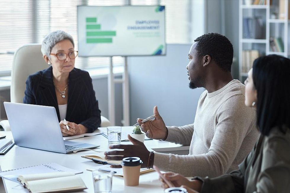 El hombre habla en una reunión de negocios