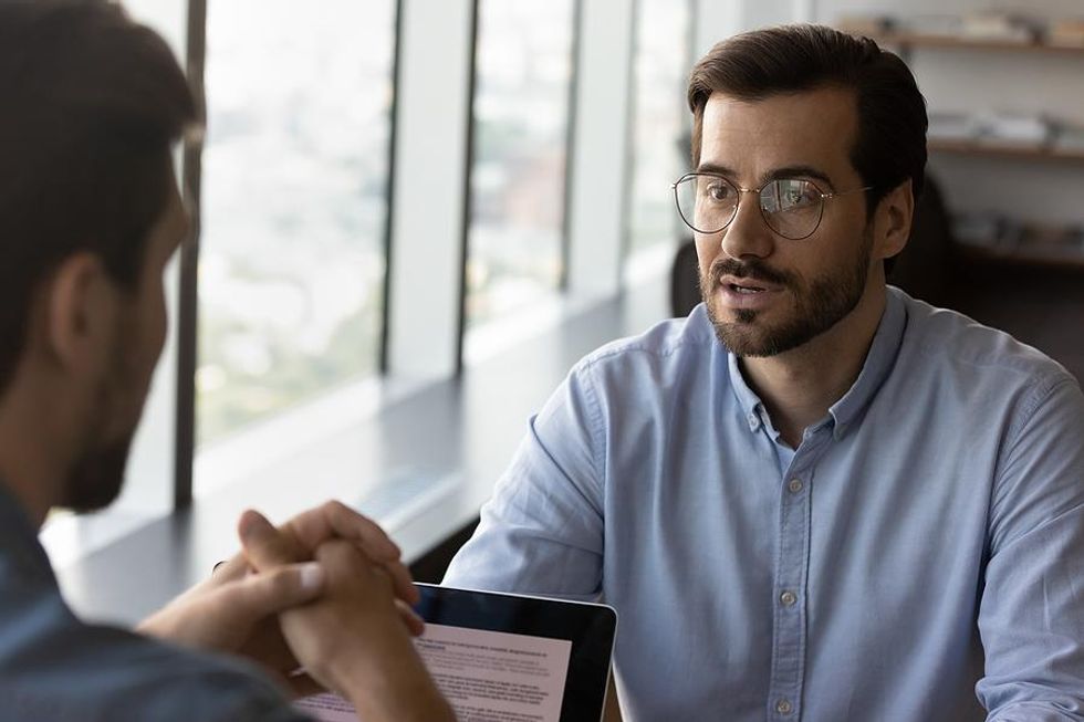 L'homme parle à son collègue au travail