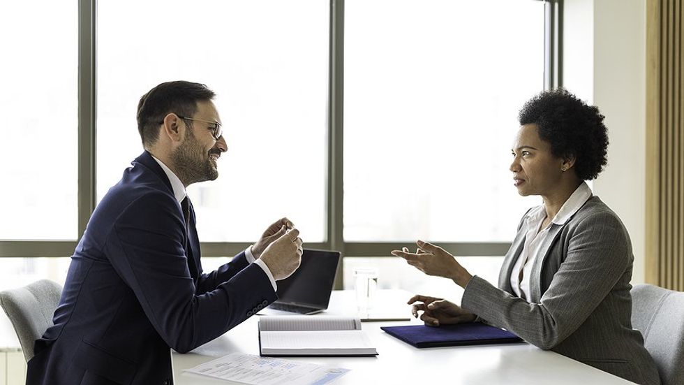 El hombre trata su entrevista como una conversación de ventas.