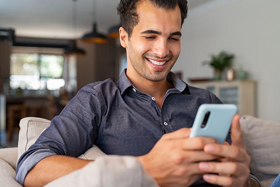 Un homme utilise les réseaux sociaux pour essayer de trouver le nom d'un recruteur