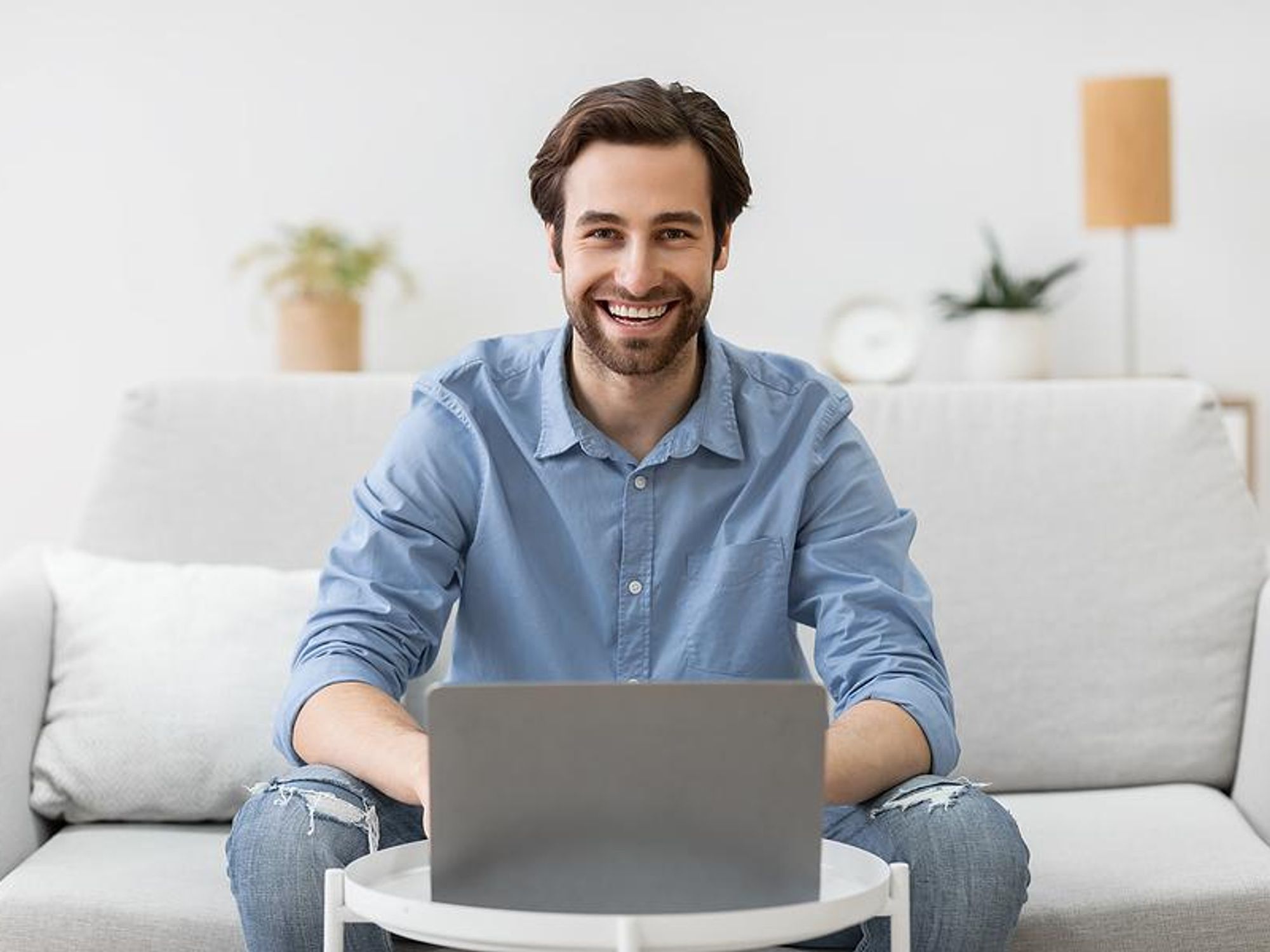Man with a flexible work schedule works from home