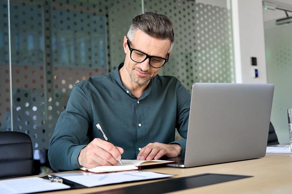 Man writes a to-do list for Monday