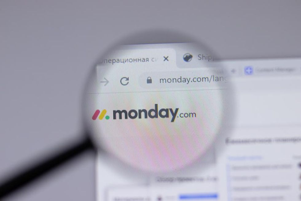 Monday. por meio de, task management management platform