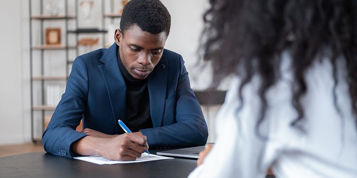 Why You Shouldn't Look At Your Notes During A Job Interview - Work It Daily