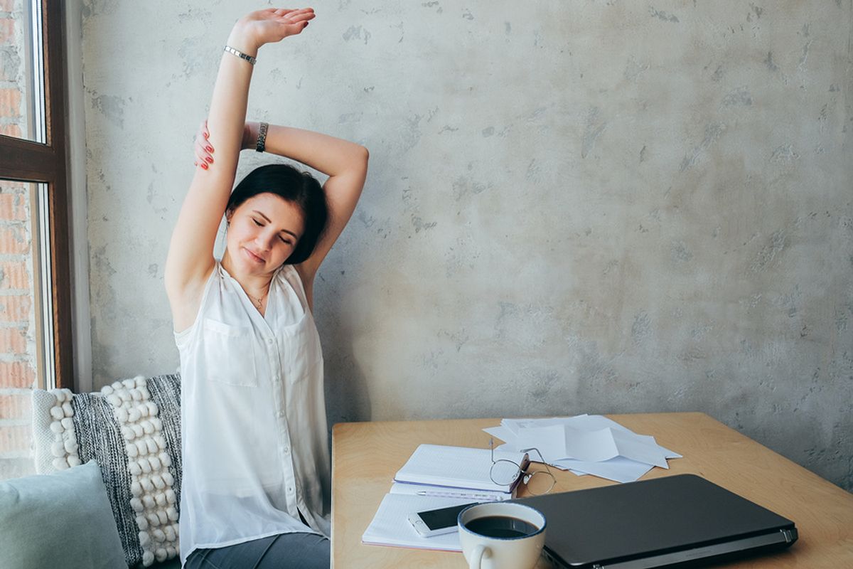 Professional woman adopts healthy habits at work in the New Year