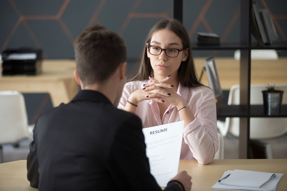 Wanita profesional menjawab pertanyaan perilaku selama wawancara kerja