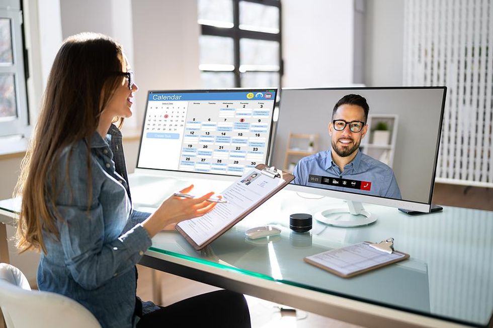 Une femme professionnelle interviewe un candidat à distance