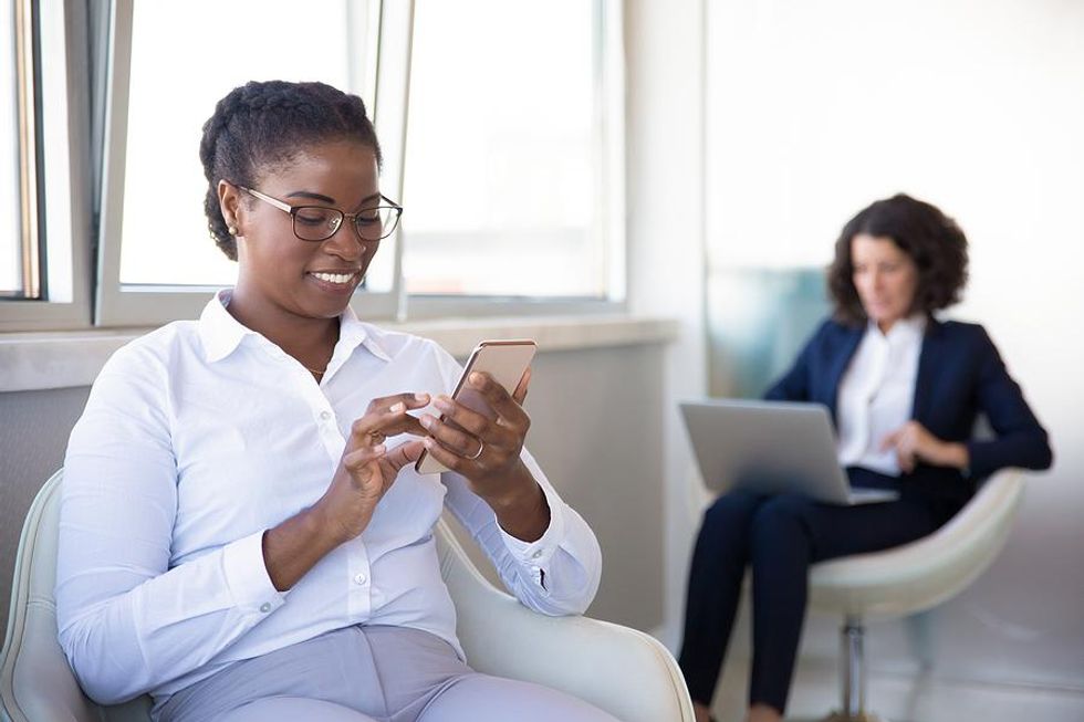 Professional woman on phone invites someone to connect on LinkedIn