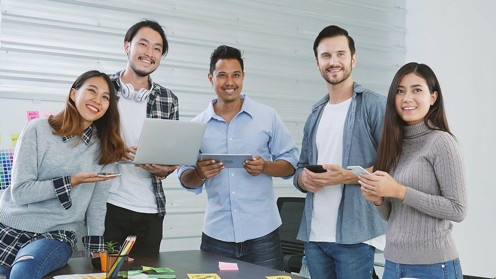 Professionals/employees with good professional presence attend a work meeting